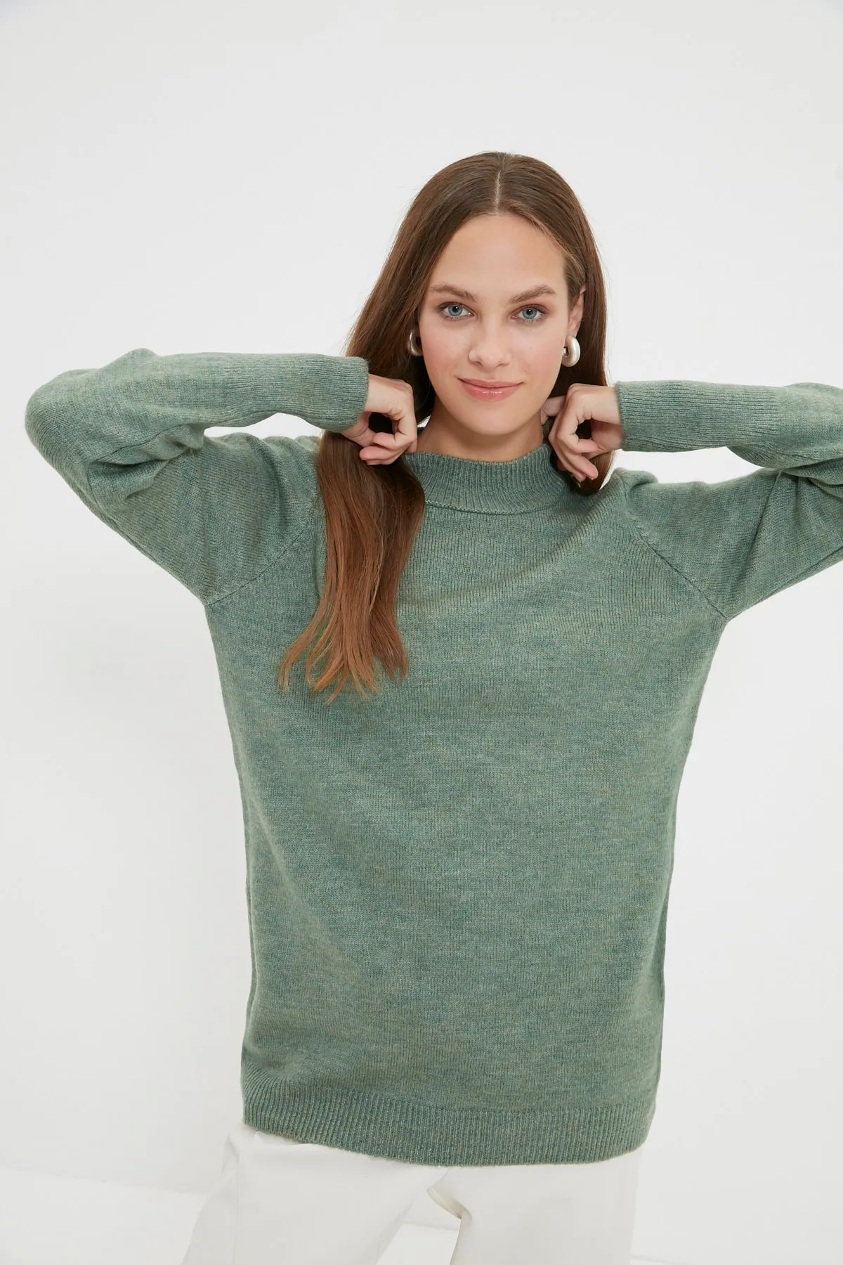 Trendyol Modest  Grüner Stehkragen-Strickpullover TCTAW22AK0097