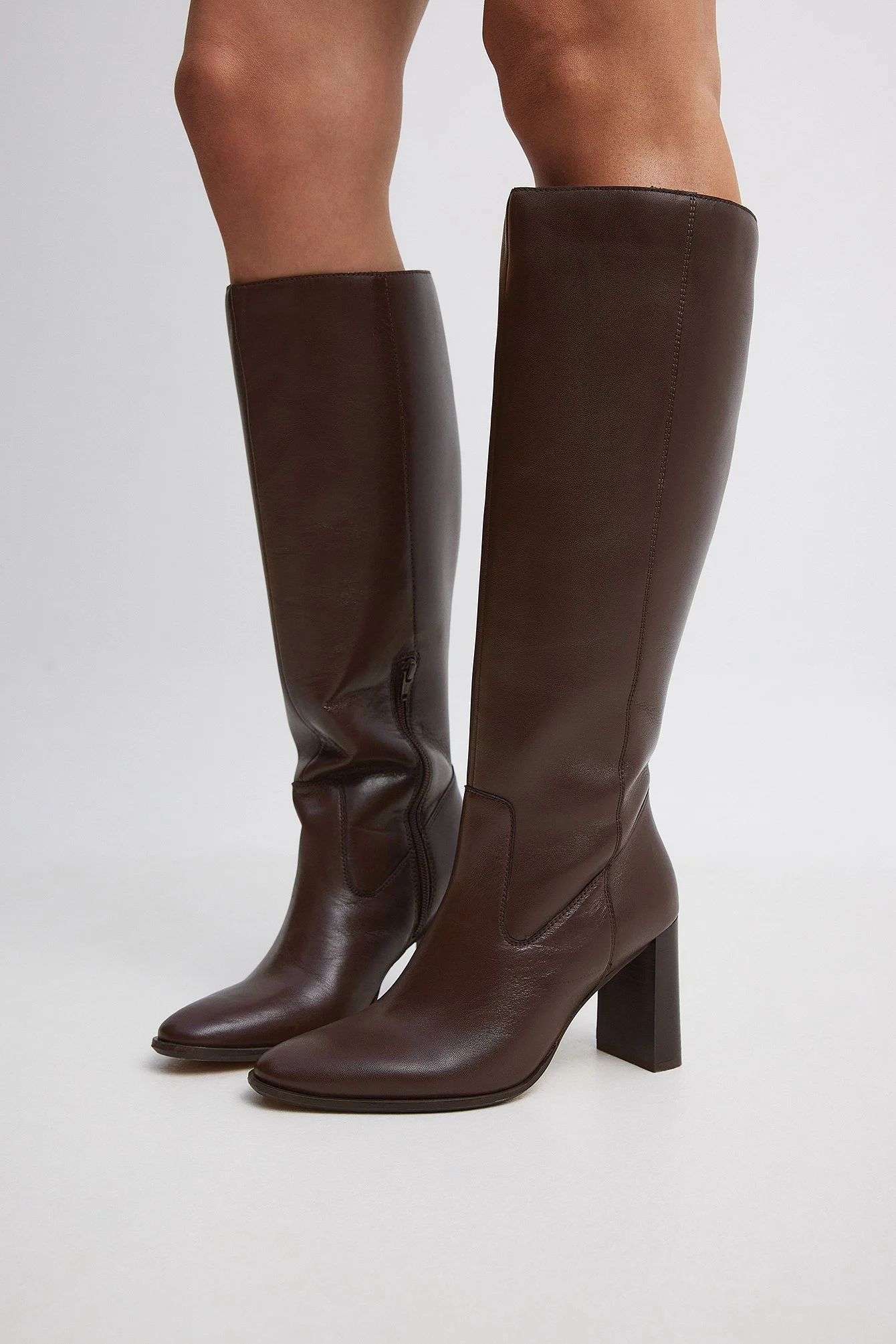 Kniehohe Lederstiefel mit abgerundeter Spitze