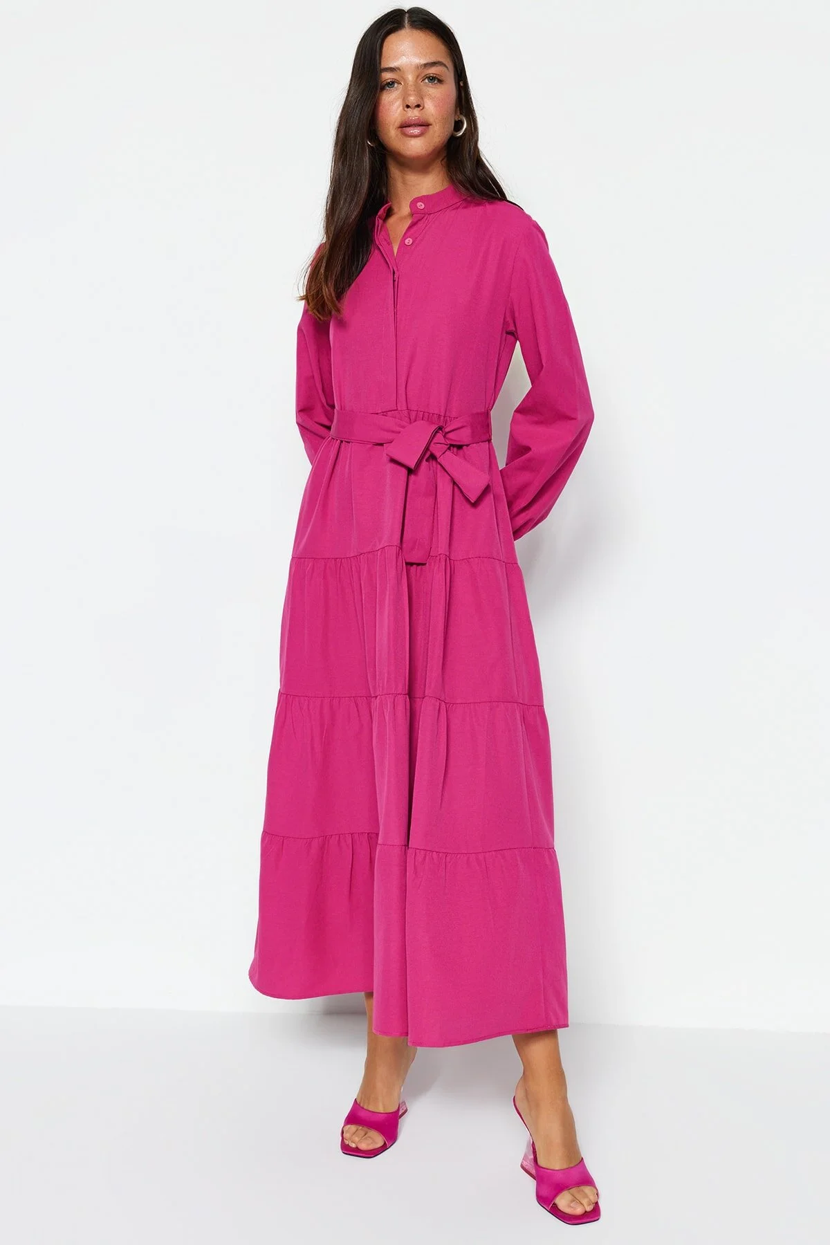 Trendyol Modest  Dunkelrosa gewebtes Kleid mit Gürtel, Chief-Kragen und Knopfdetail TCTSS21EL3343
