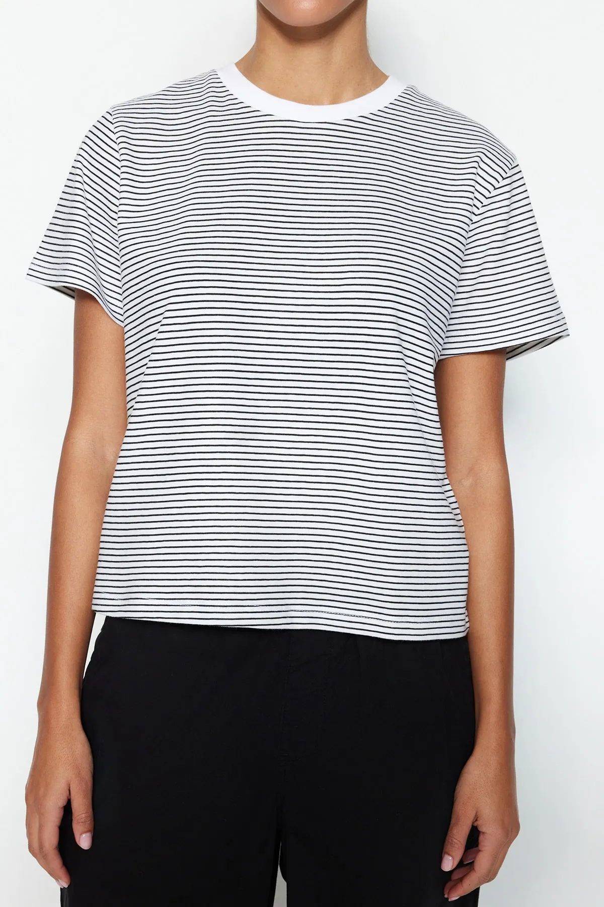 Trendyol Collection  Schwarzes, ecrufarbenes, gestreiftes Premium-Basic-Strick-T-Shirt mit normalem/normalem Muster und Rundhalsausschnitt TWOSS23TS00043