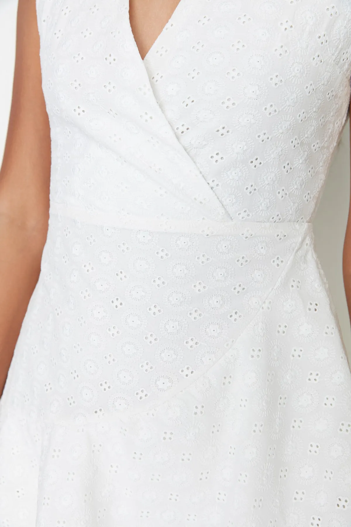 Trendyol Collection  Weißes, besticktes Webkleid TWOSS22EL00700