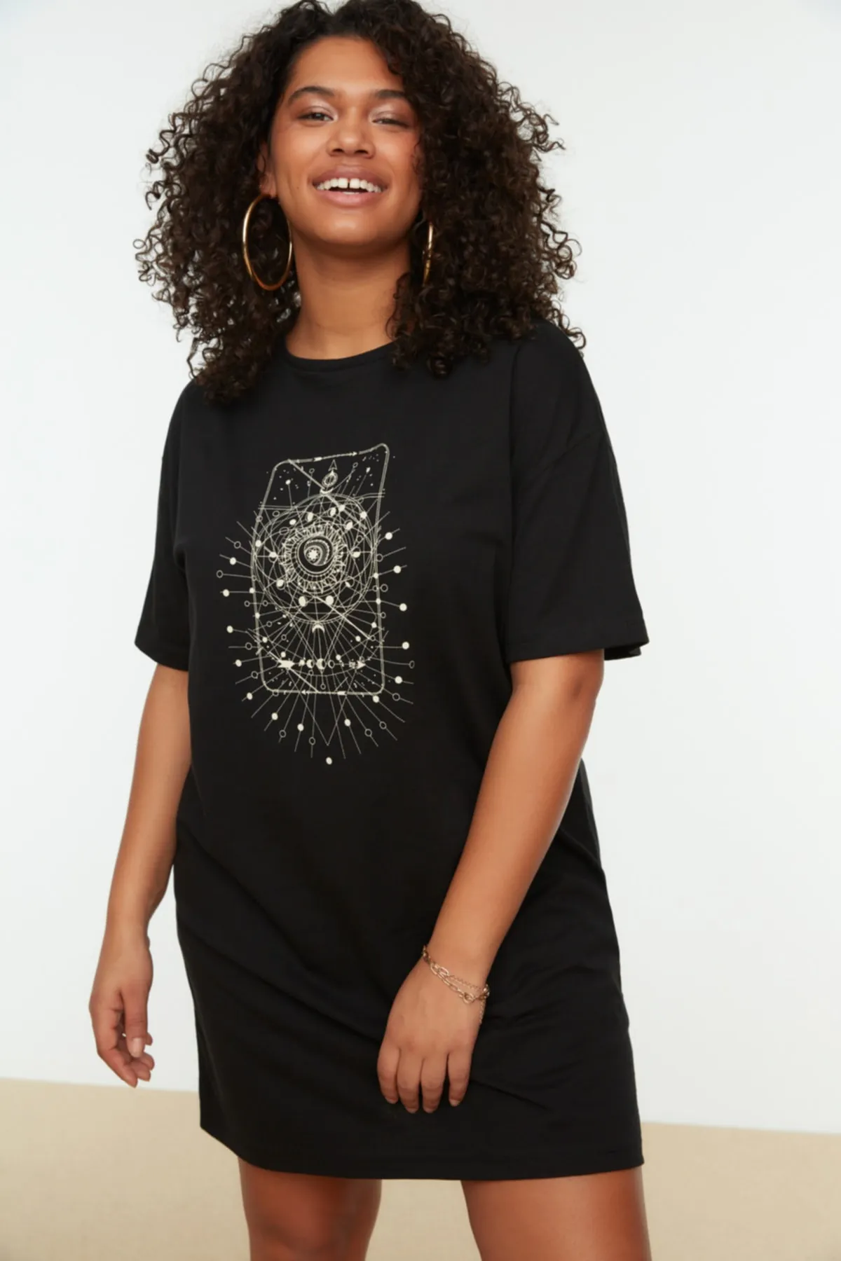 Trendyol Curve  Schwarzes bedrucktes gestricktes T-Shirt-Kleid TBBSS22EL2269