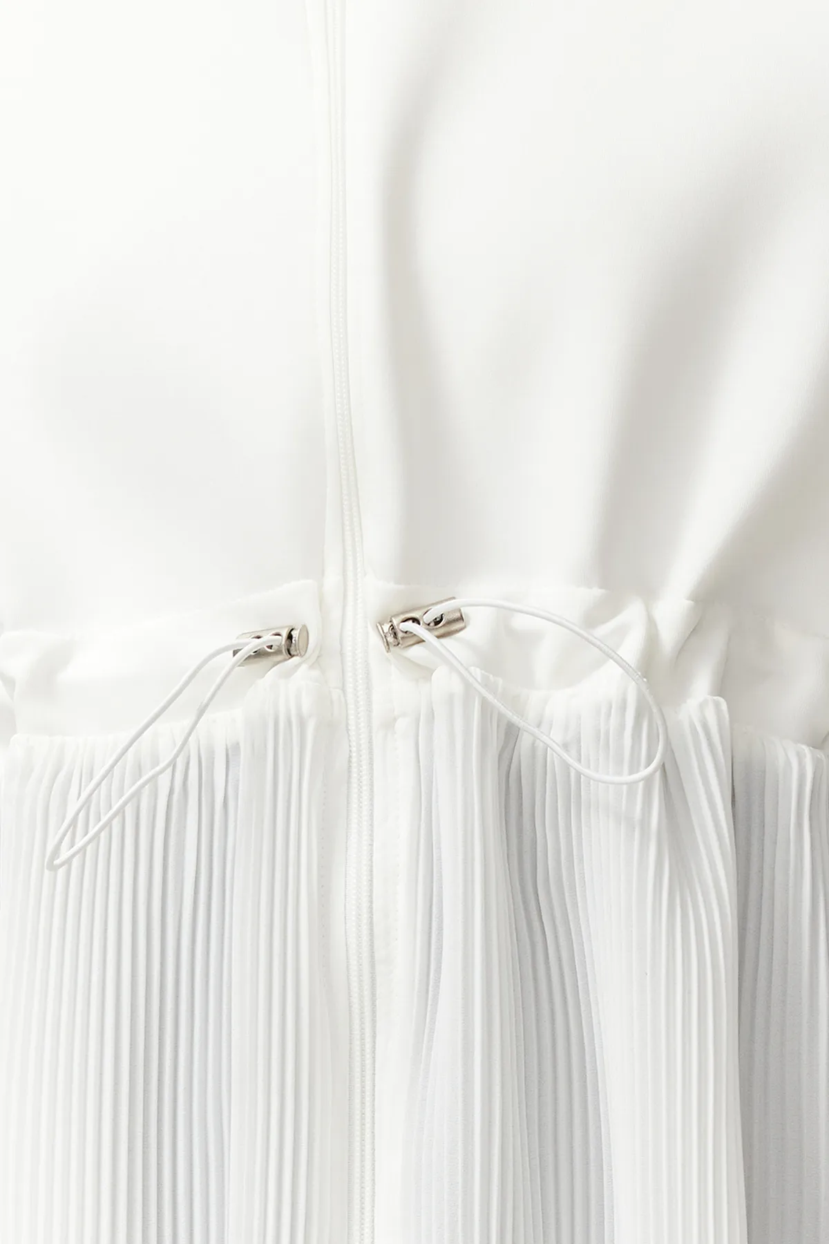 Trendyol Modest  Ecrufarbene, gewebte Tunika mit Plissee-Spitze und Taucherrock TCTSS24UK00035