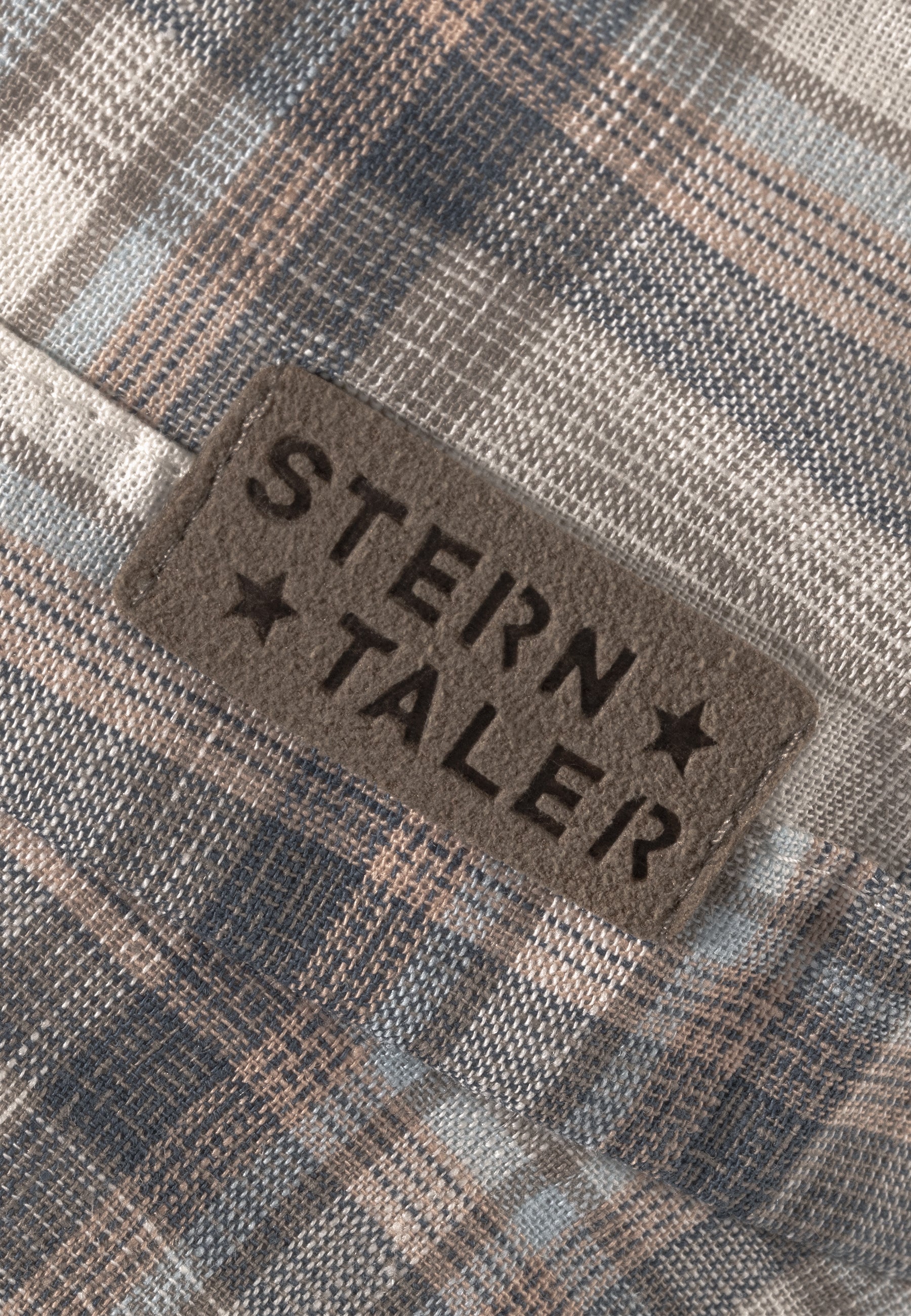 Fischerhut im beigen Karomuster mit Logo-Patch