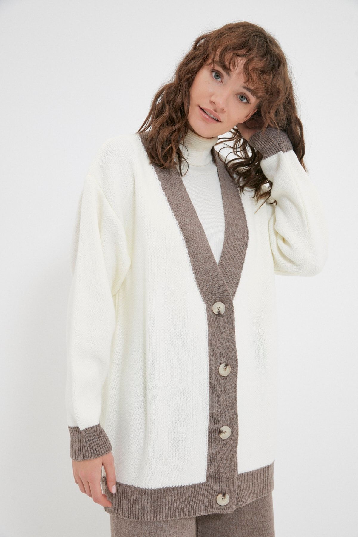 Trendyol Modest  Strickset mit Strickjacke und Hose in Nerzgelb mit Streifendetail TCTAW22AU0156
