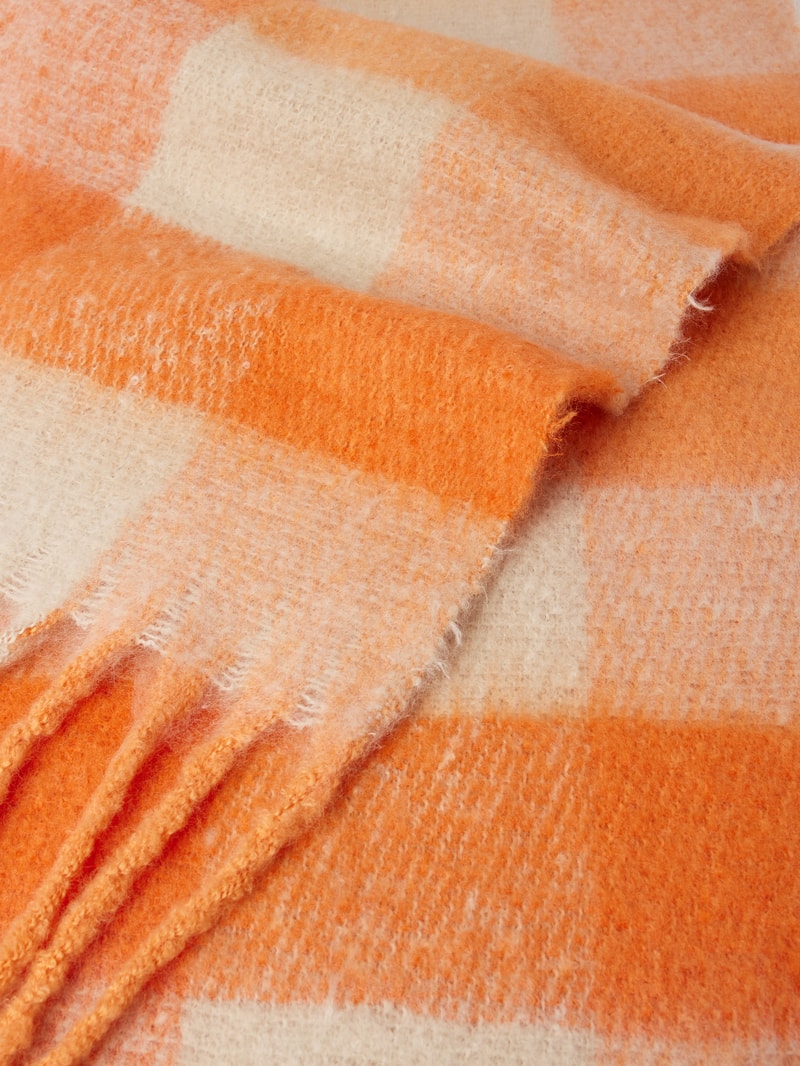 Schal mit Karomuster in apricot