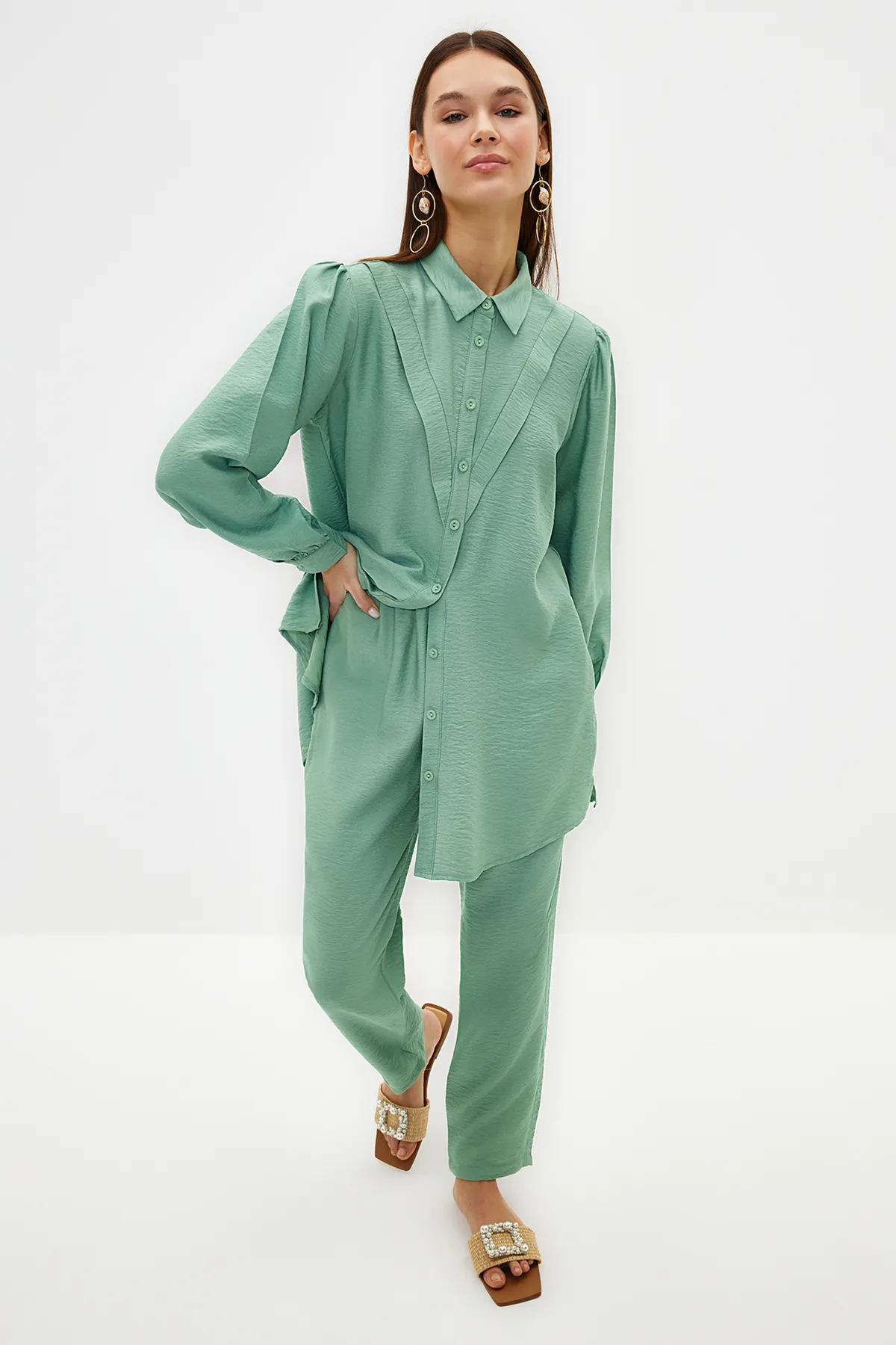 Trendyol Modest  Grüner, gewebter Hemd-Hosen-Anzug in Leinenoptik TCTSS23US00079