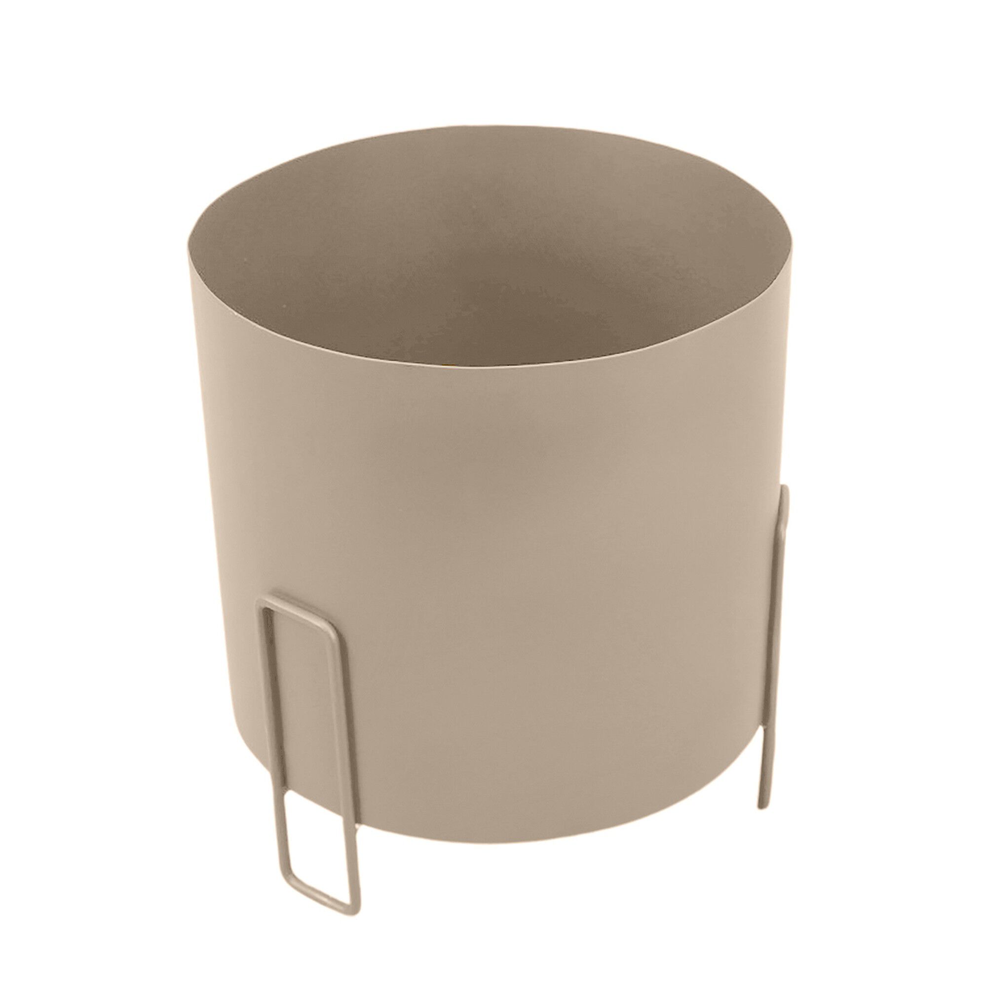 Pot en métal avec pieds
