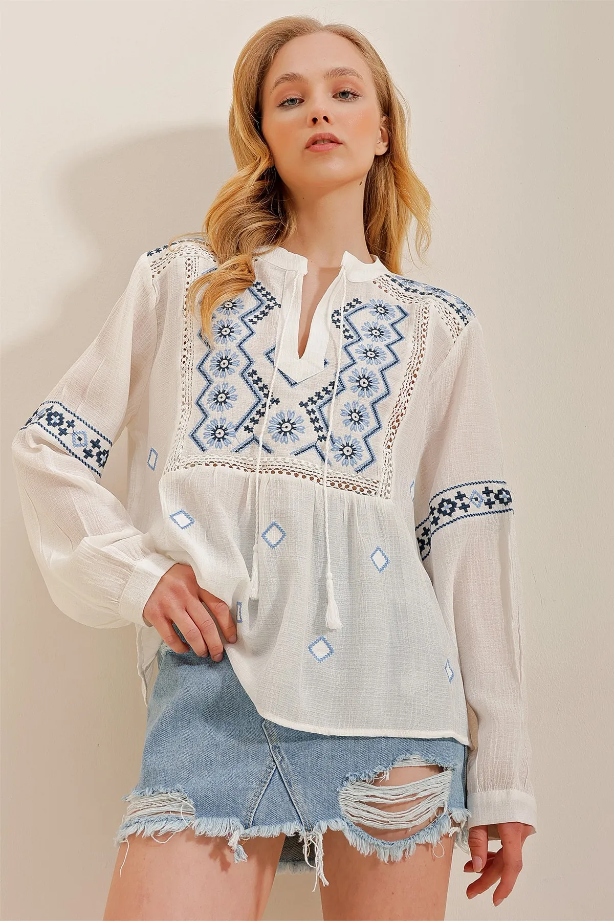 Trend Alaçatı Stili  Weiße Damenbluse mit Richterkragen und bestickter Robe ALC-X10196