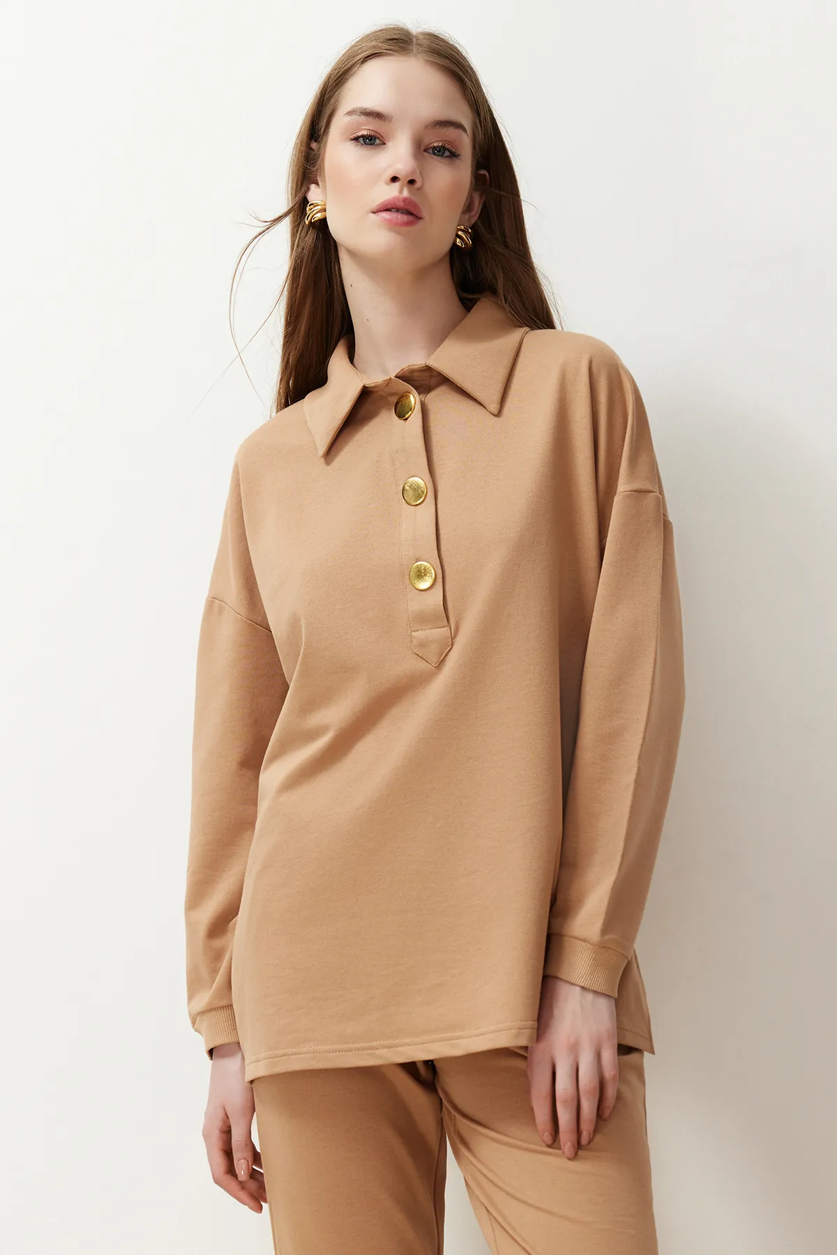 Trendyol Modest  Beiges Set aus Oberteil und Unterteil mit Polokragen und goldenen Knöpfen TCTSS24US00057