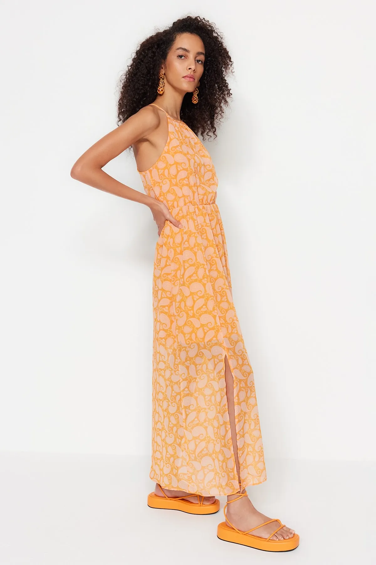 Trendyol Collection  Orangefarbenes, gewebtes Maxikleid in A-Linie mit Schlitz und Blumenmuster TWOSS20EL1297
