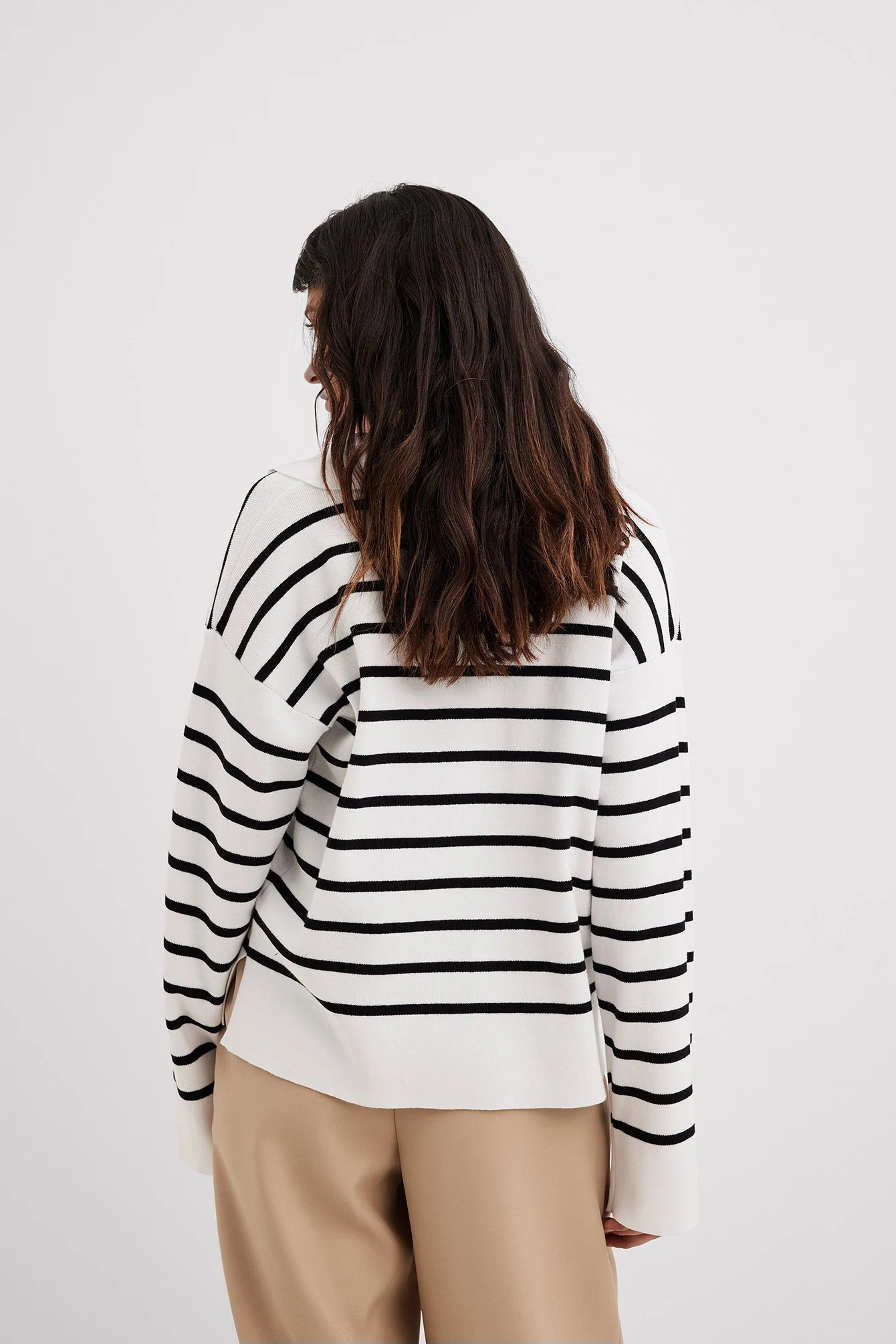 Gestreifter Pullover mit Strickkragen
