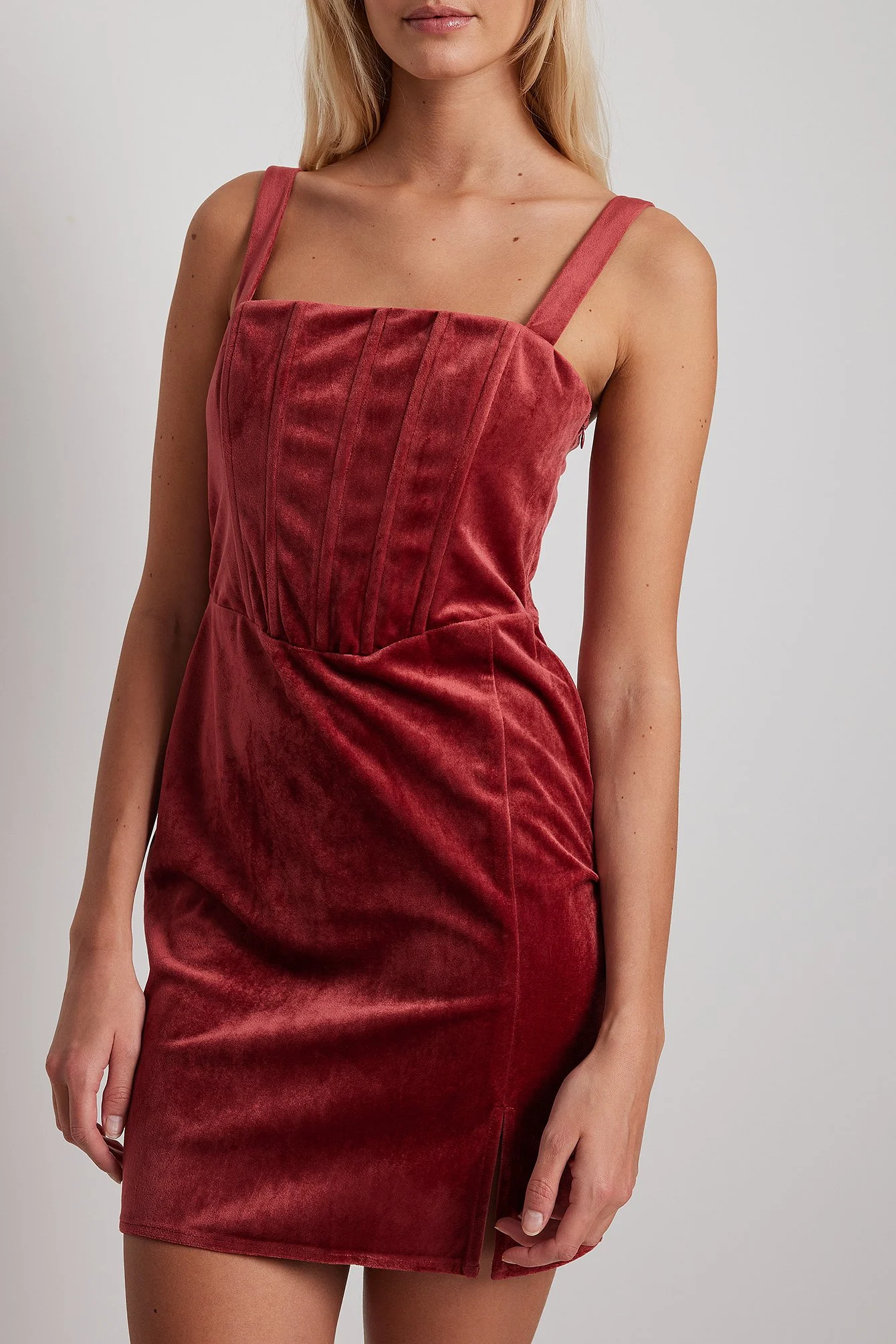 Samt-Minikleid mit details am Rock