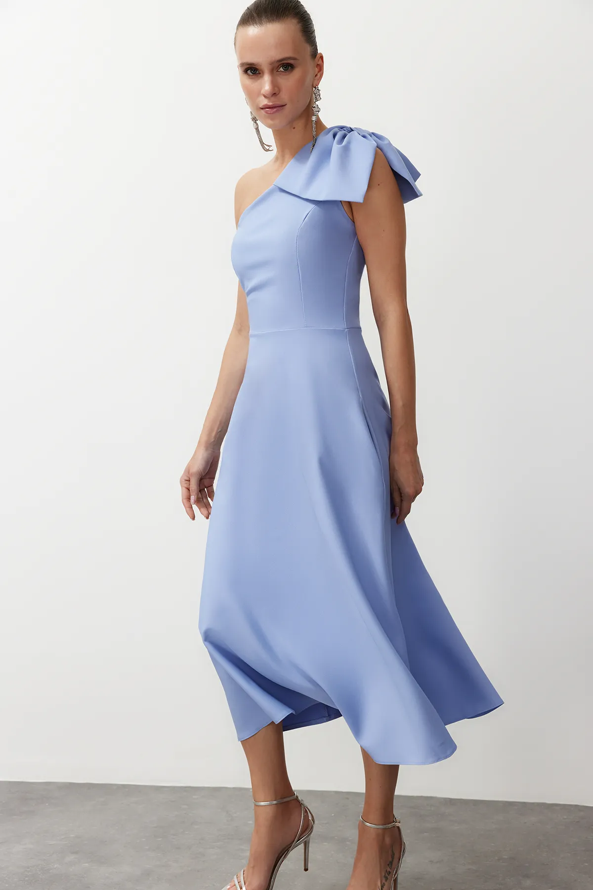 Trendyol Collection  Hellblaues, elegantes Abendkleid mit Schleife TPRSS24EL00105