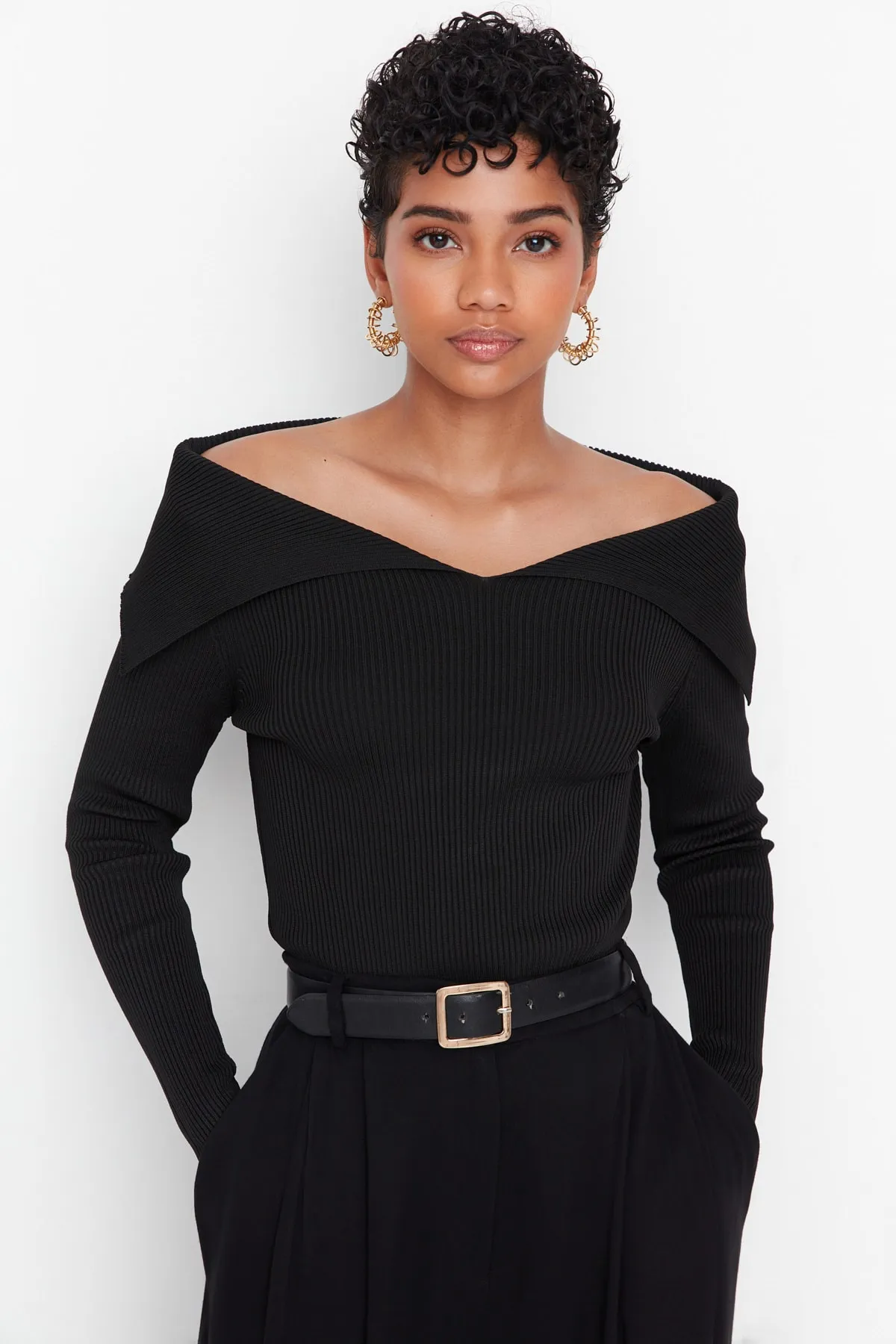 Trendyol Collection  Schwarzer Strickpullover mit Kragendetail TWOAW22KZ0993