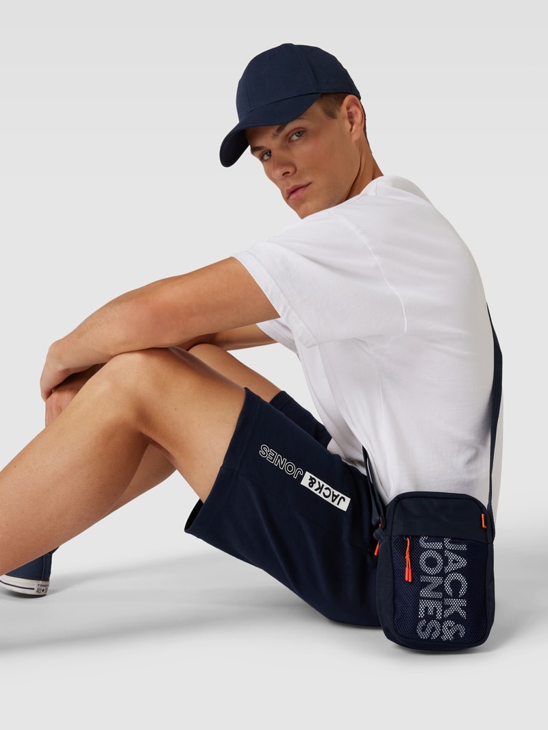 Umhängetasche mit Label-Print Modell 'CASHFORD' in marineblau