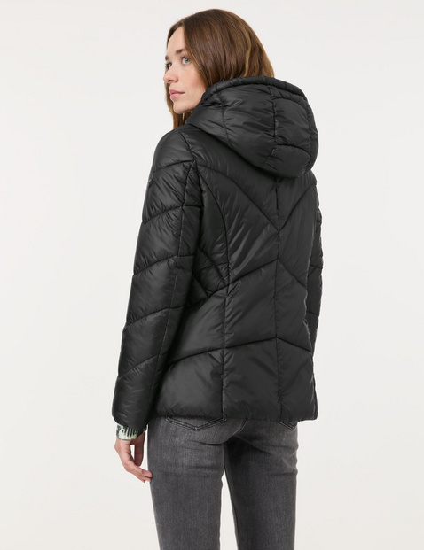 Taillierte Steppjacke mit Kapuze