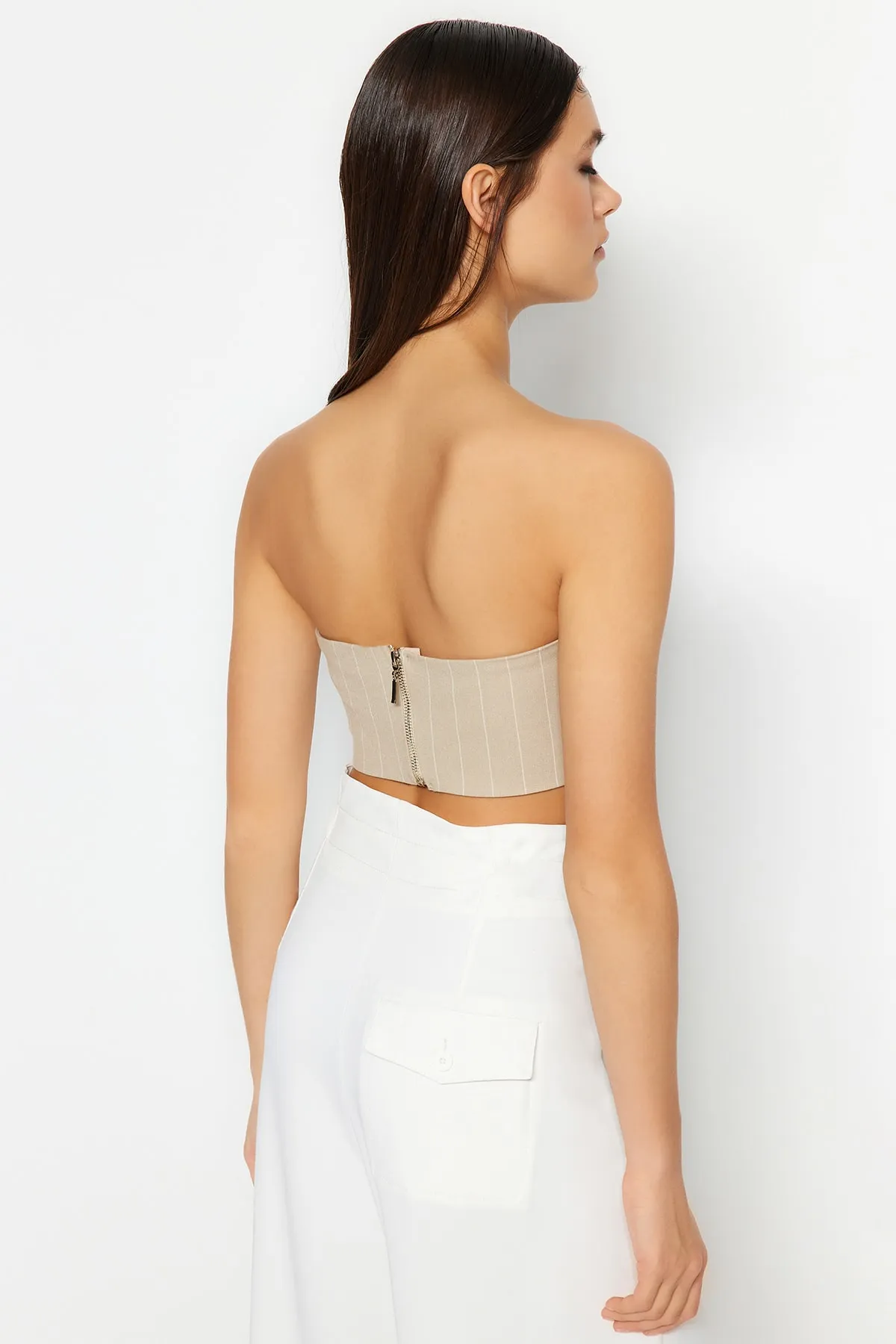 Trendyol Collection  Beigefarbenes Bustier mit kurzem Futter und gewebten Accessoires TPRSS23BS00049