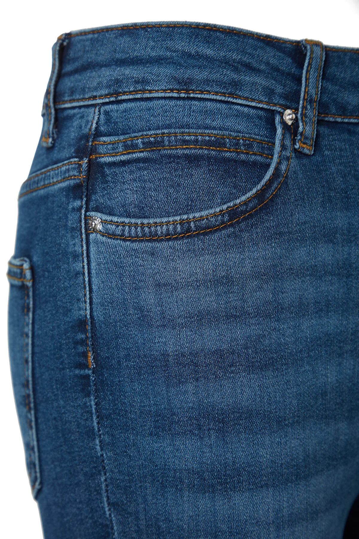 Trendyol Collection  Dunkelblaue Röhrenjeans mit normaler Taille TWOAW24JE00067