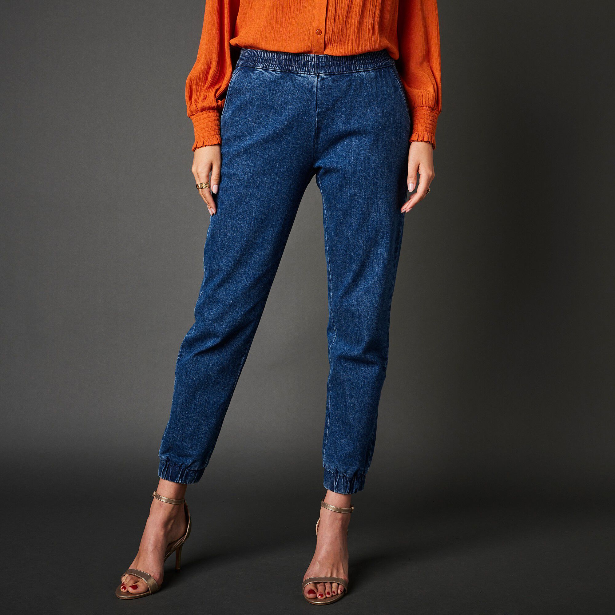 Jean bas resserré, taille élastiquée