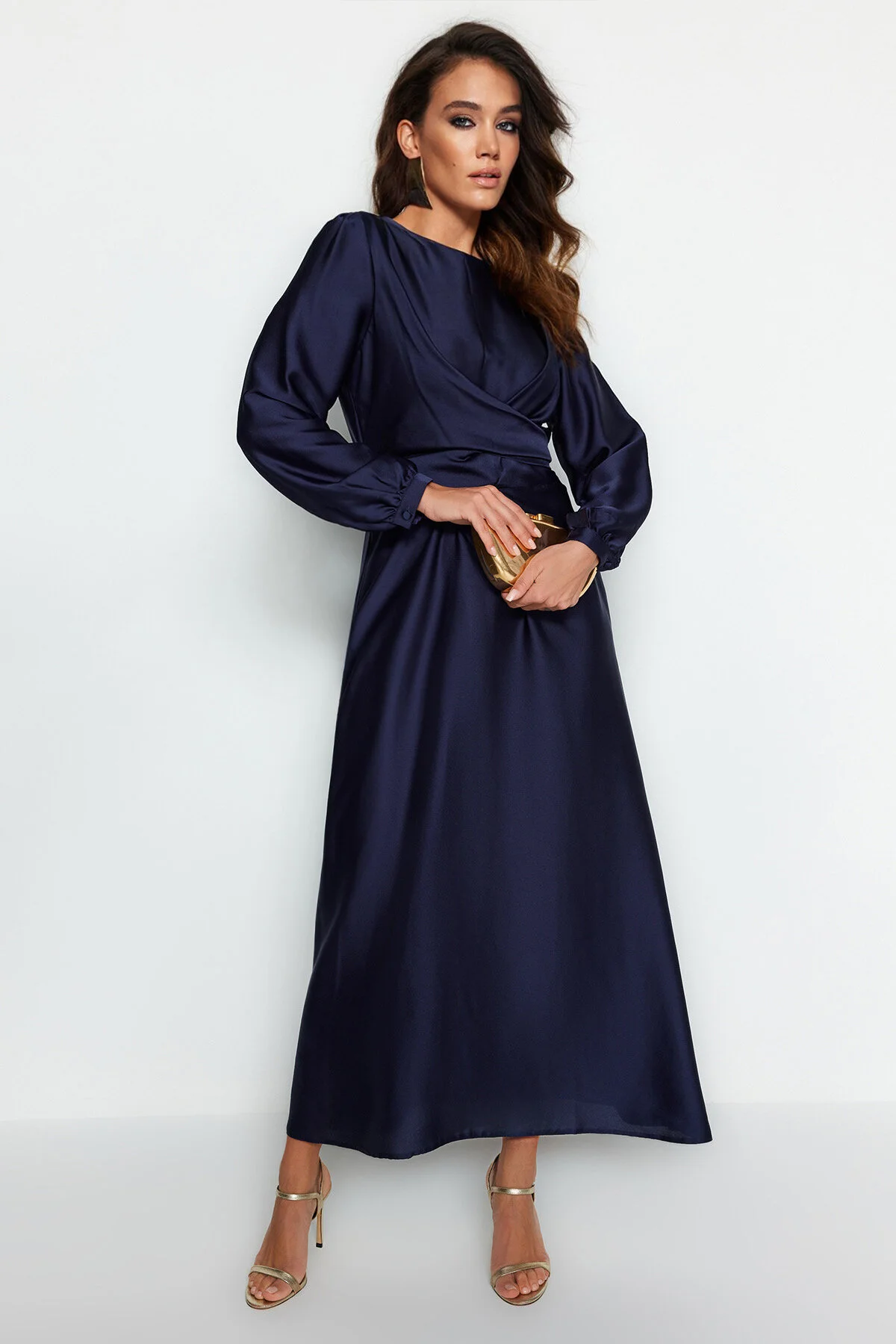 Trendyol Modest  Marineblaues Abendkleid aus Satin mit überkreuzten Bindedetails TCTAW22EB0105