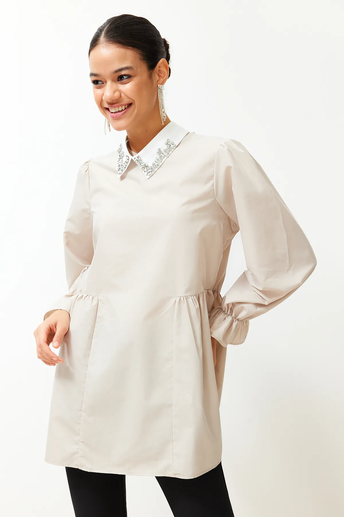 Trendyol Modest  Baumwoll-Tunika mit Perlenkragen und Steindetail TCTSS24UK00002