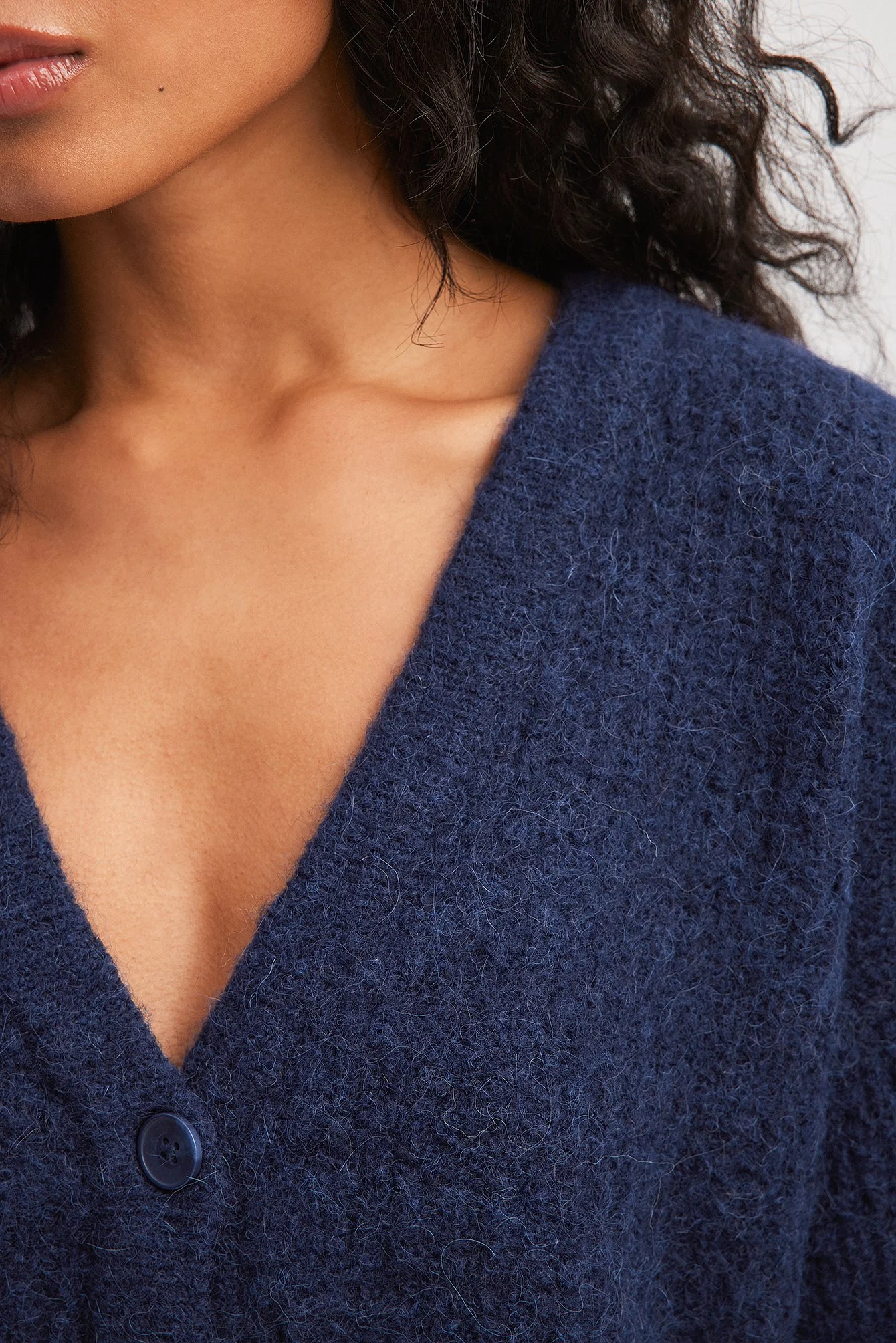 Oversized-Strickjacke mit V-Ausschnitt aus einer Wollmischung