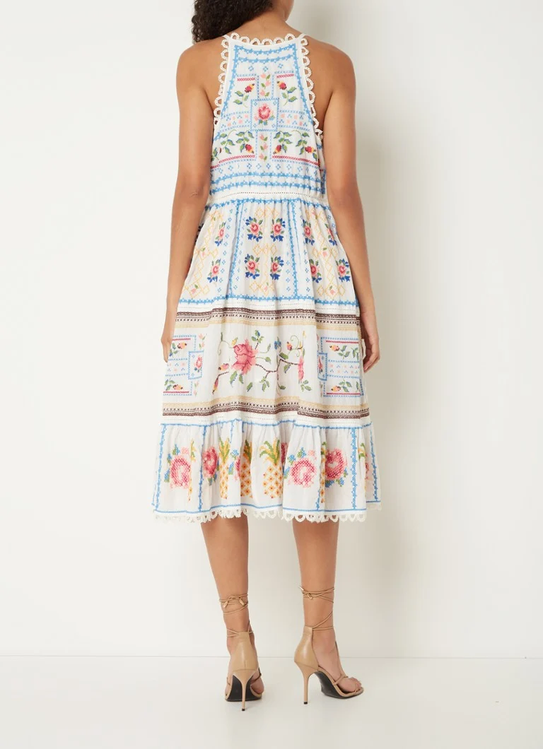 Vestido midi de Farm Rio adornado con bordados y volantes.