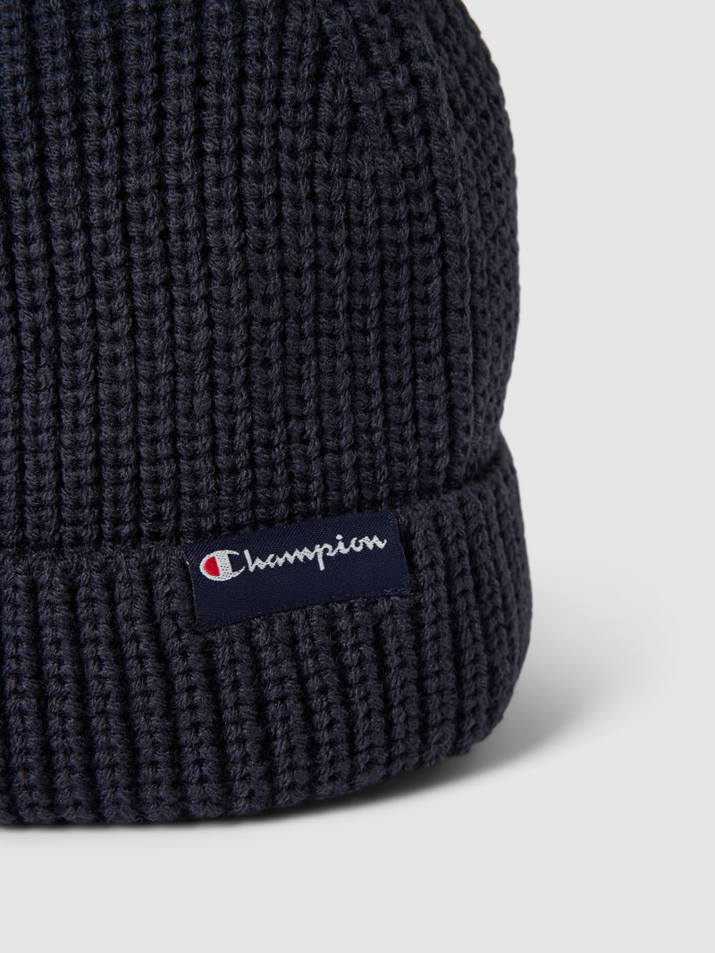 Beanie mit Label-Patch in dunkelblau