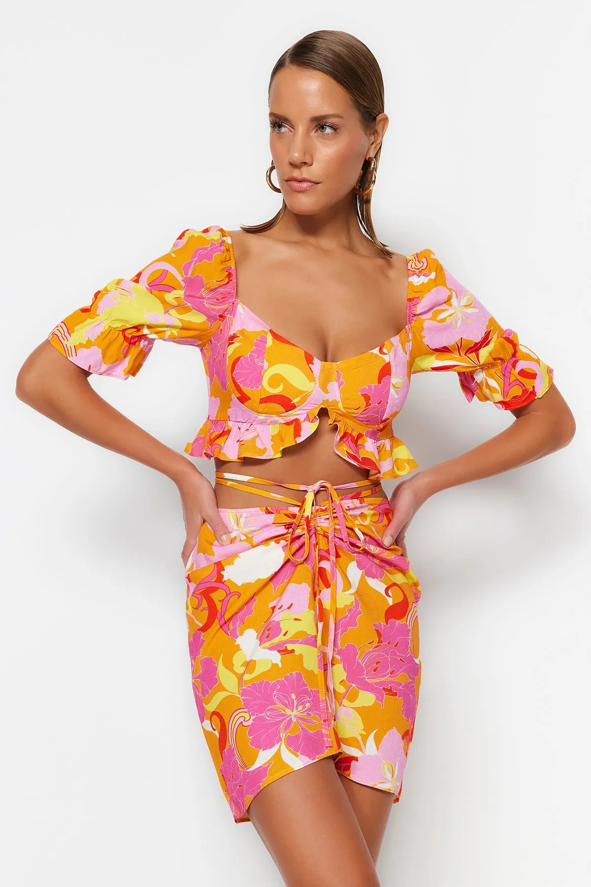 Trendyol Collection  Gewebtes Rüschenblusenrock-Set mit Blumenmuster TBESS23AU00143