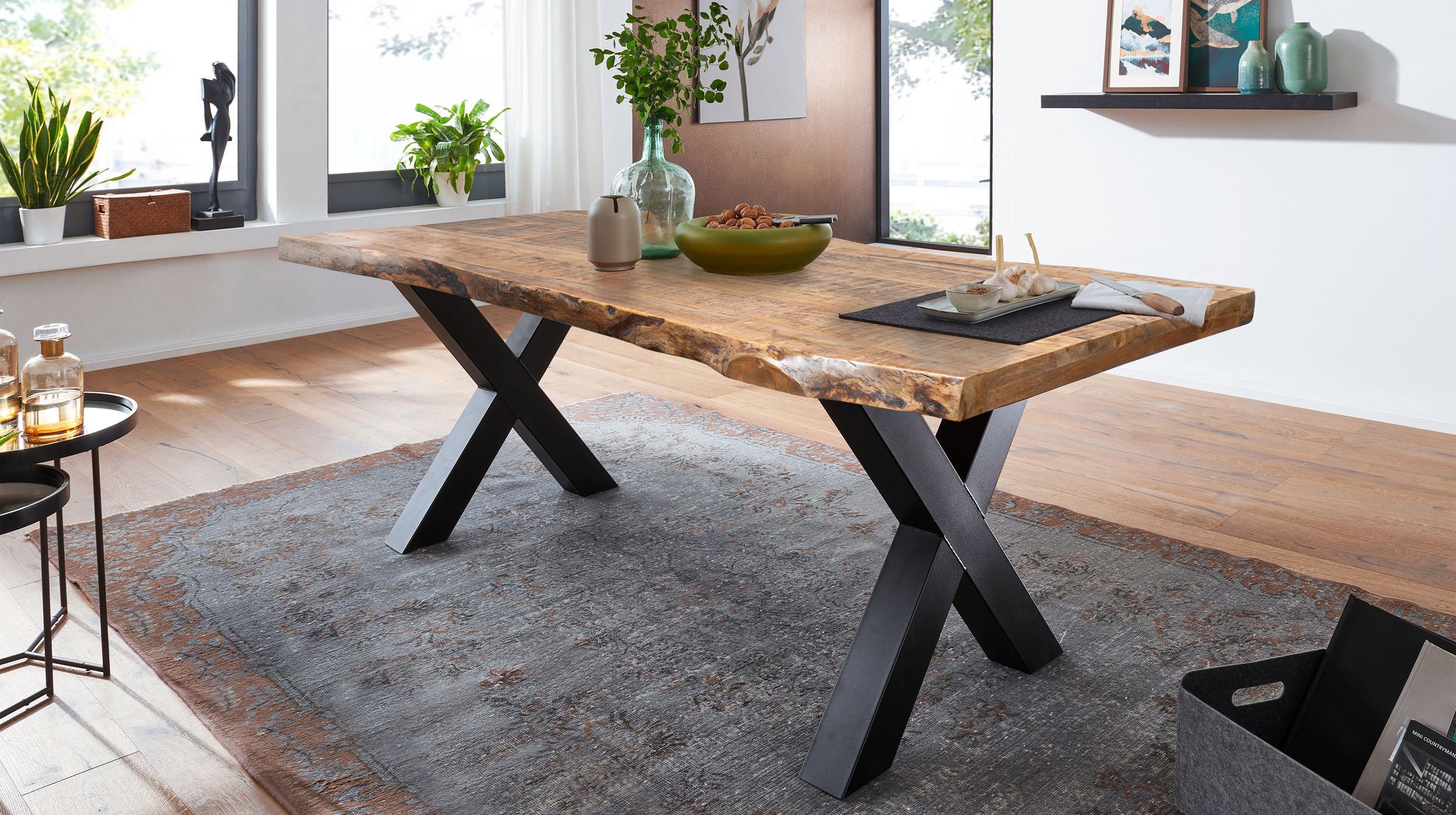 Massivart® Baumkantentisch TOMASO / Massivholz Mango / 55 mm Tischplatte, Standbeine als X-Gestell / Metall schwarz lackiert / Industrial Look