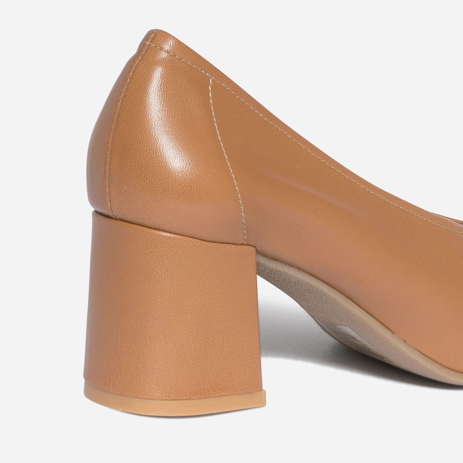 Escarpin camel en cuir à décolleté couvrant