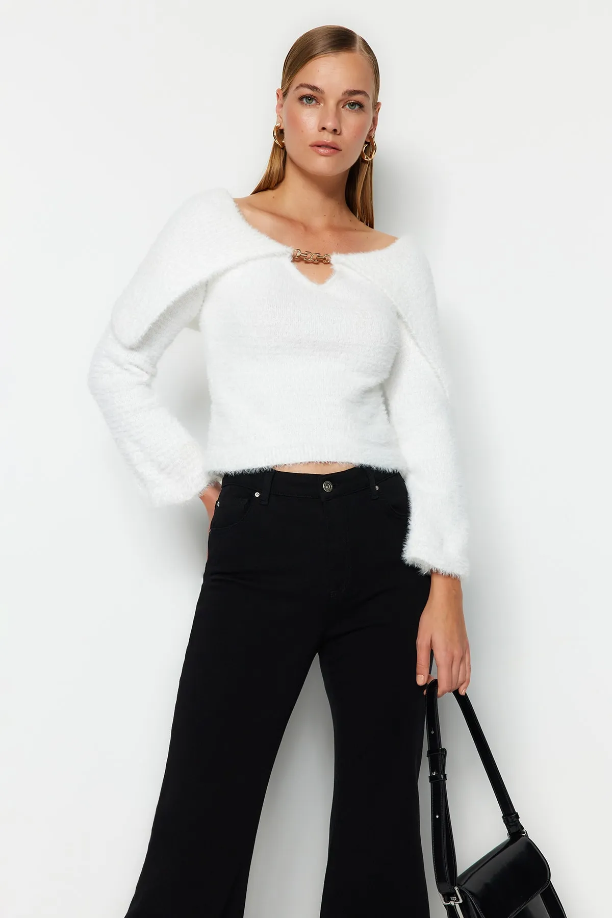 Trendyol Collection  Ecrufarbener Strickpullover mit Federn TWOAW24KZ00741