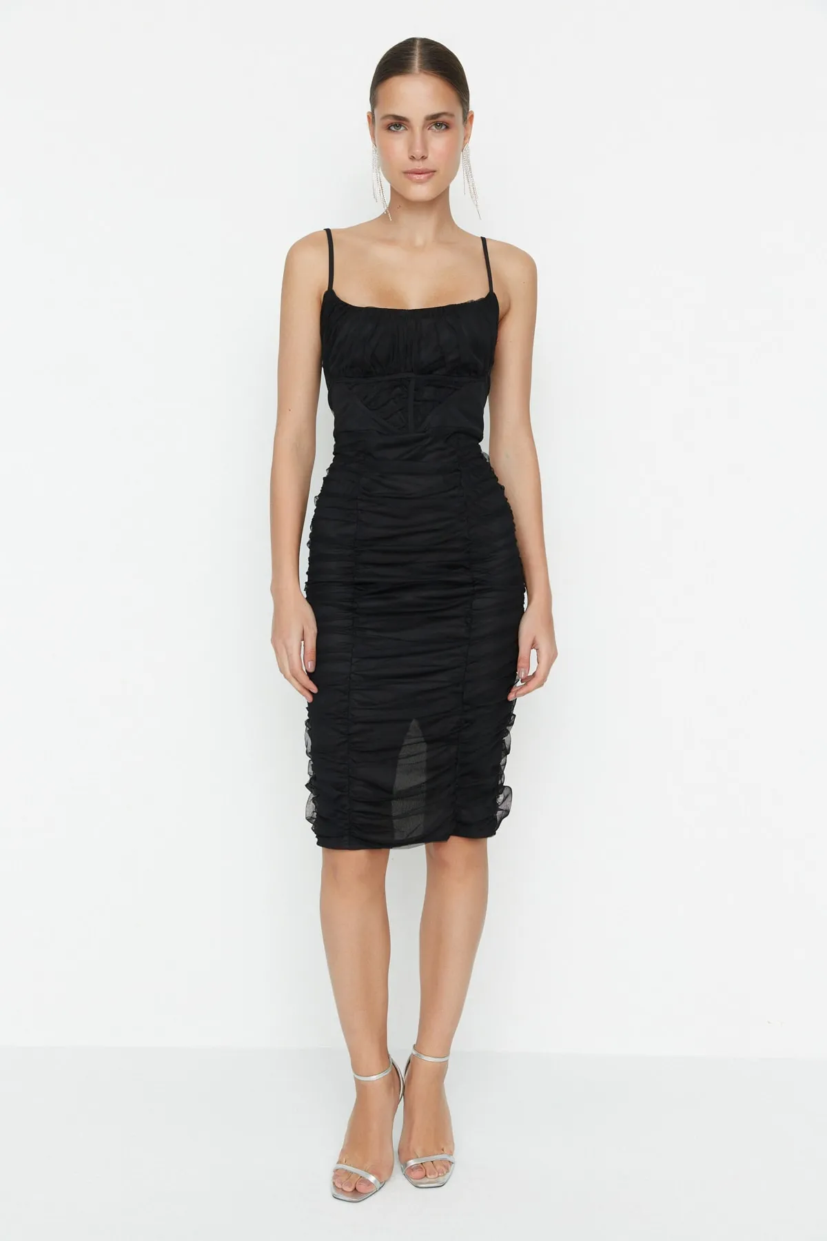 Trendyol Collection  Schwarzes, detailliertes, elegantes Abendkleid TPRSS22EL00006