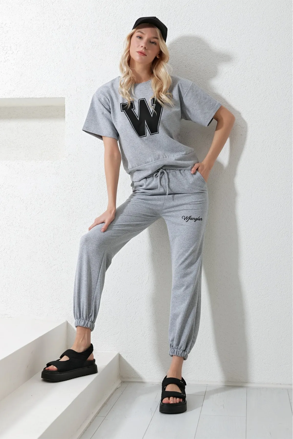 Trend Alaçatı Stili  Graues Trainingsanzug-Set mit Aufdruck für Damen ALC-X5889