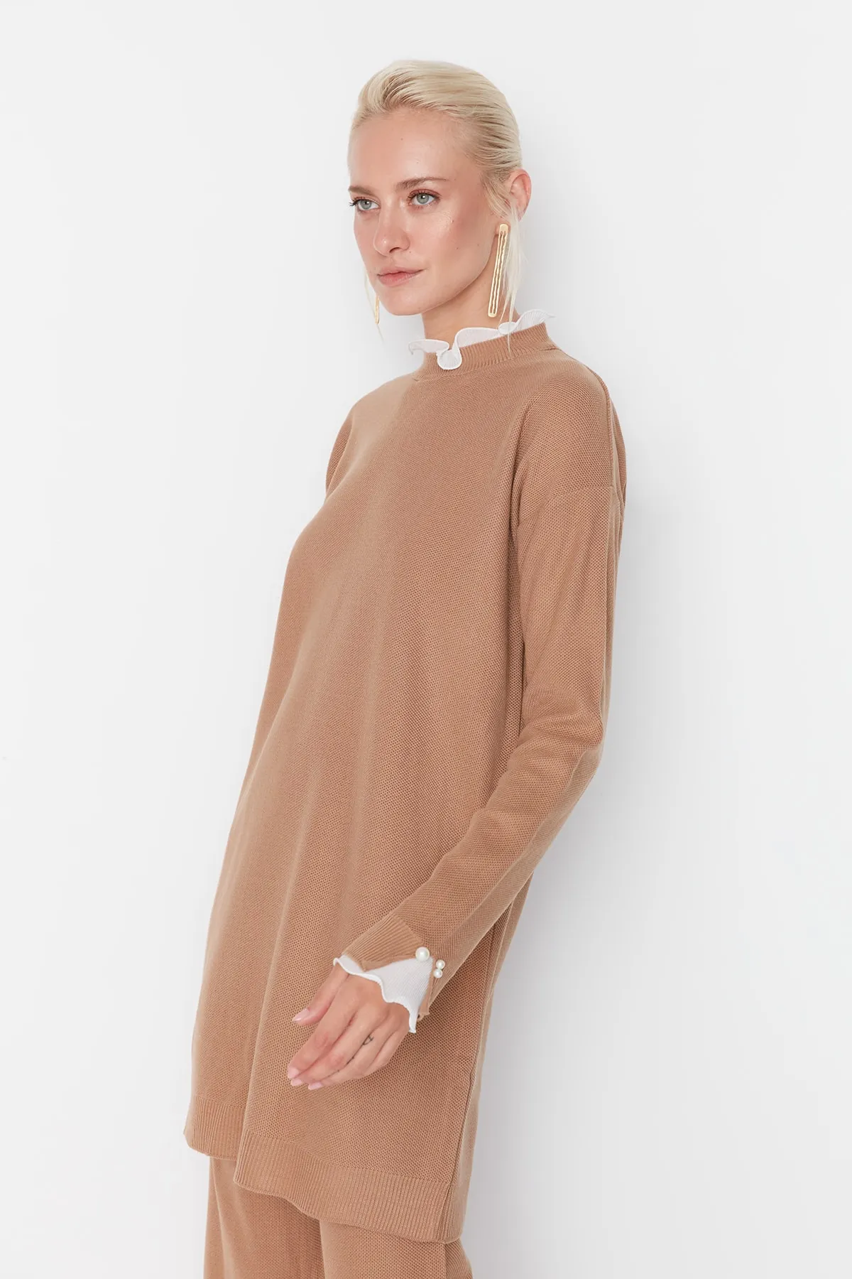 Trendyol Modest  Kamelfarbenes Strickset aus Pullover und Hose mit Perlen- und Tülldetails TCTAW23US00088