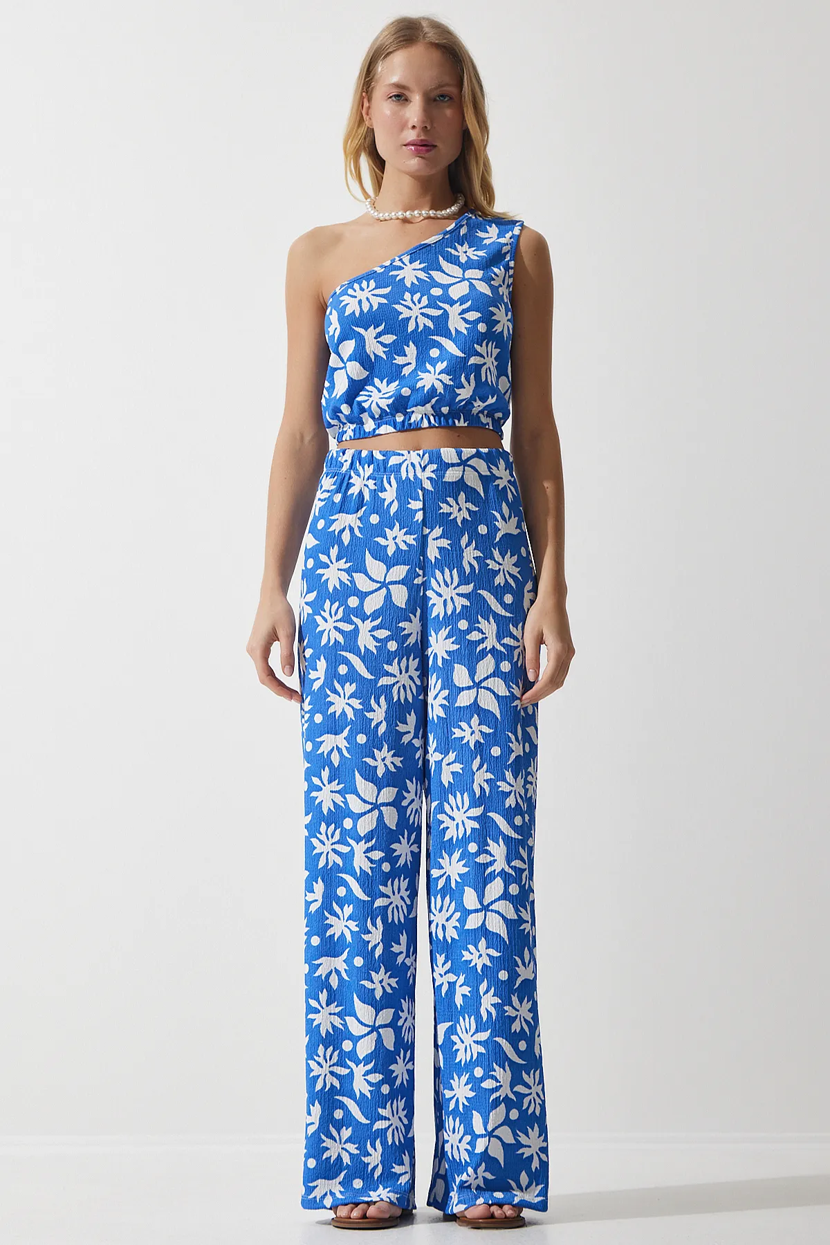Happiness İstanbul  Blau-weiß gemusterter Palazzo-Anzug aus Strick mit kurzer Bluse für Damen MC00260