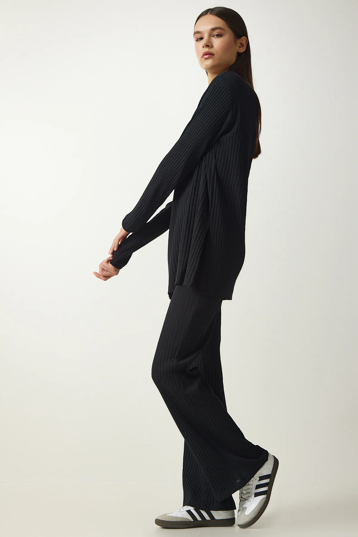 Happiness İstanbul  Schwarzes Damen-Set aus schnurgebundener Strickbluse und Hose OW00008
