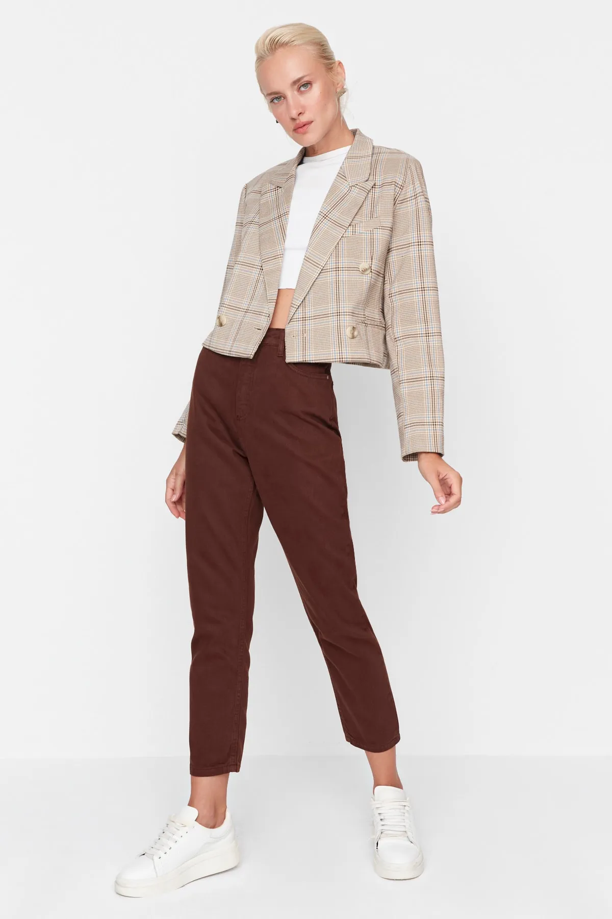 Trendyol Collection  Braune Mom-Jeans mit hoher Taille
