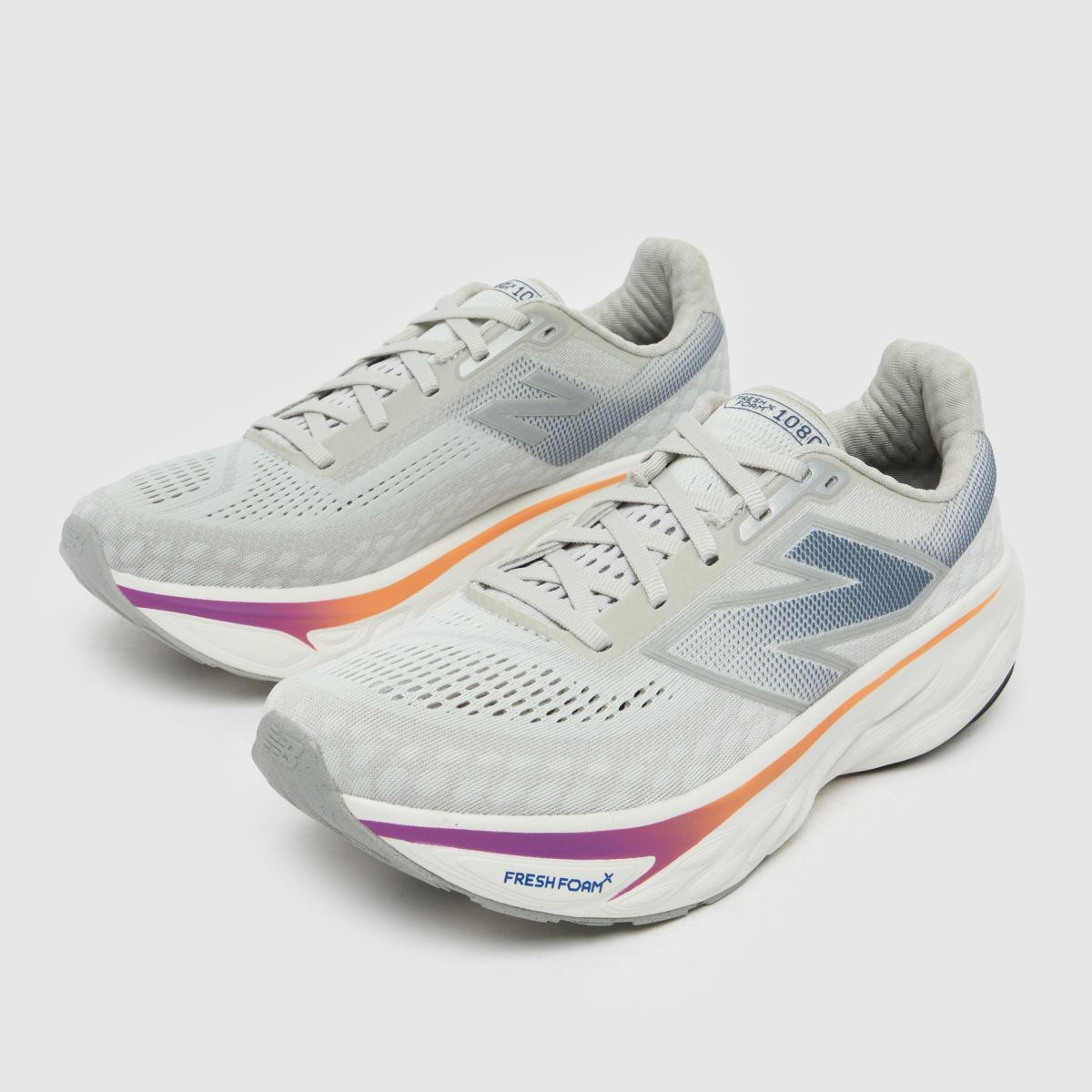 New Balance – Ljusgrå sneakers med fresh foam-mönster och 1080 v13-mönster