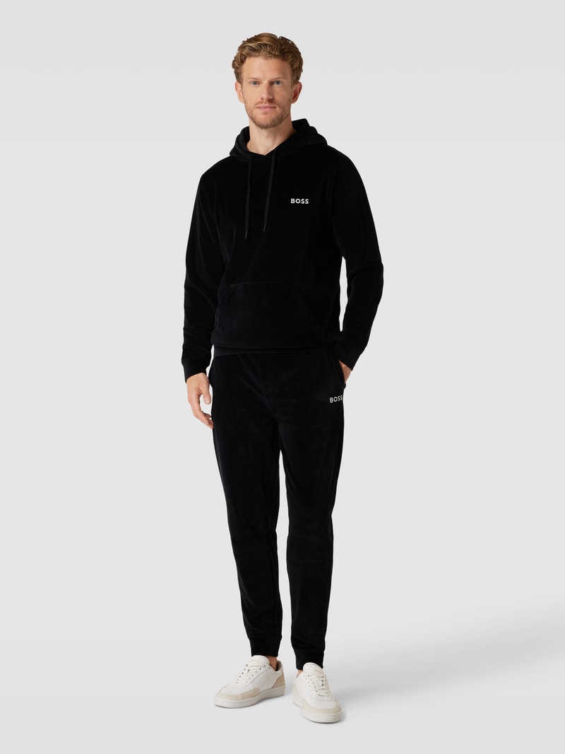 Hoodie mit Känguru-Tasche in schwarz