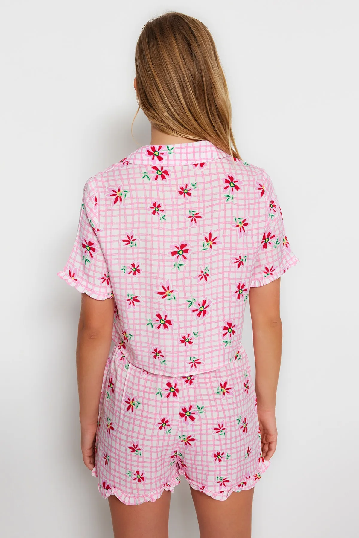 Trendyol Collection  Rosafarbenes, gewebtes Pyjama-Set mit Hemd und Shorts aus Viskose mit Blumenmuster THMSS23PT00167