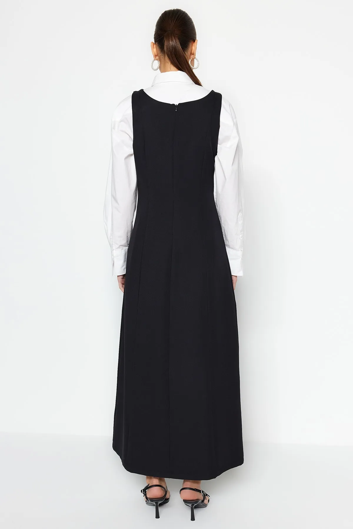Trendyol Modest  Schwarzes, gewebtes Gilet-Kleid mit quadratischem Kragen und Schmuckstickerei-Details TCTSS23EB00157