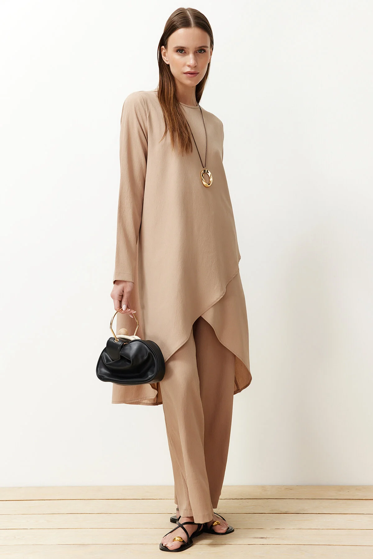 Trendyol Modest  Beiges asymmetrisches gewebtes Tunika-Hosen-Oberteil und Unterteil-Set TCTSS24US00074