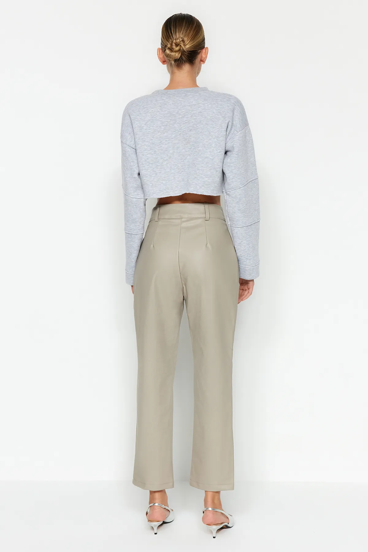 Trendyol Collection  Nerzfarbene Hose aus gewebtem Kunstleder im Zigarettenstil TWOAW22PL0347
