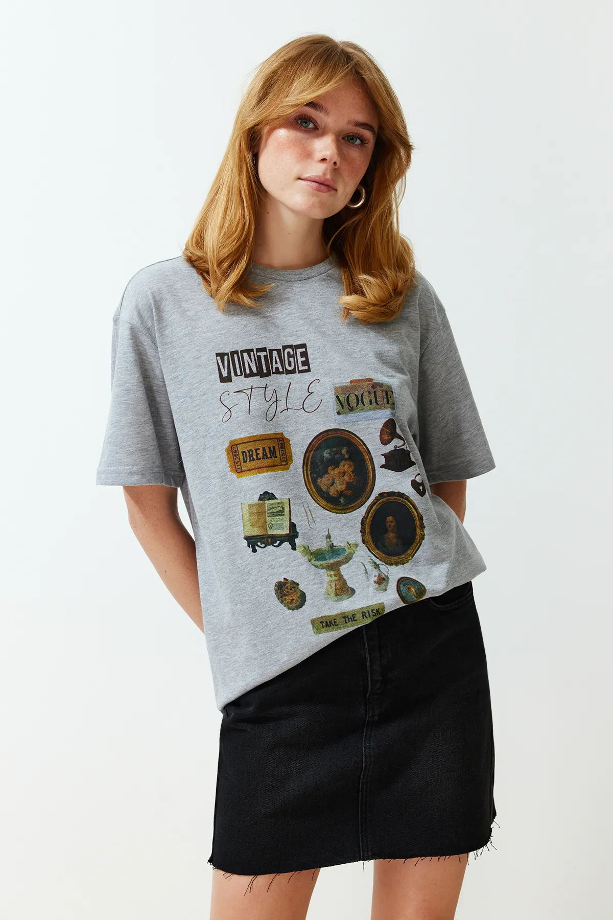 Trendyol Collection  Premium Grau Melange Bedrucktes Oversize/Wide Fit Strick-T-Shirt mit Rundhalsausschnitt TWOSS23TS00282