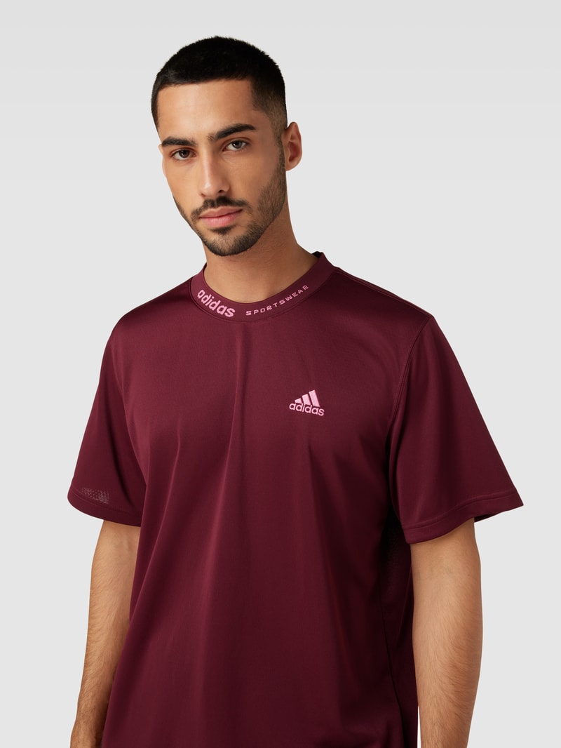 T-Shirt mit Label-Stitching in bordeaux rot
