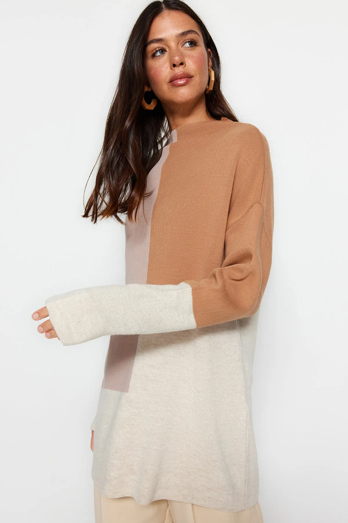 Trendyol Modest  Steinfarbener Strickpullover mit Stehkragen und Blockfarben TCTAW22AK0054