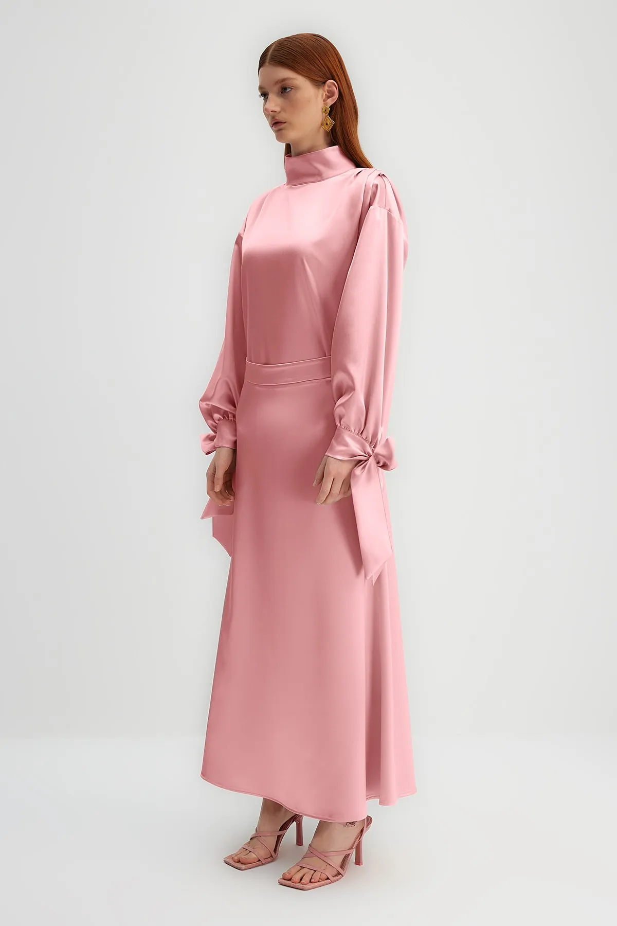 Trendyol Modest  X Kevser Sarıoglu A-Linien-Rock aus Satingewebe mit getrockneten Rosen TCLSS23EE00004