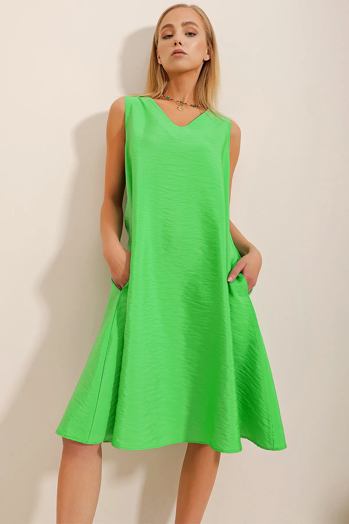 Trend Alaçatı Stili  Grünes Aerobin-Webkleid mit V-Ausschnitt und doppelten Taschen für Damen ALC-X10341